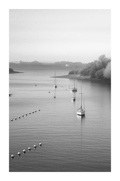 Alignement de bouées et de bateaux dessinant une courbe sur l’eau lisse d’un aber, noir et blanc avec bordure
