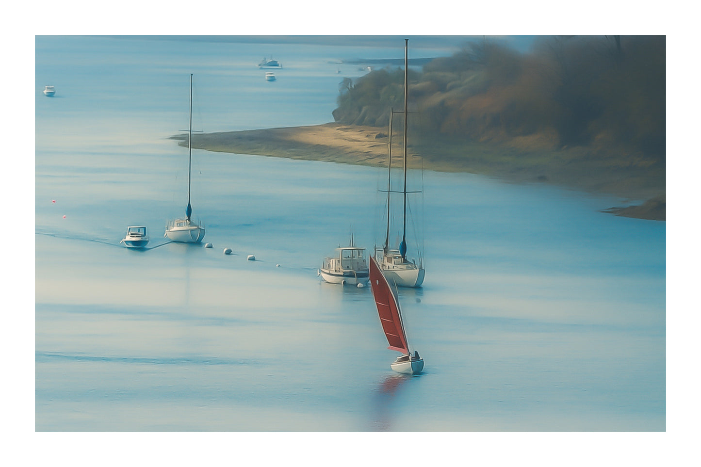 Voile rouge naviguant le long d’une file de bateaux au mouillage avec bordure
