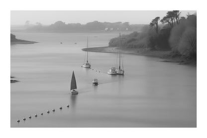 Large vue d’un estuaire breton avec une petite voile rouge et des bouées alignées, noir et blanc avec bordure