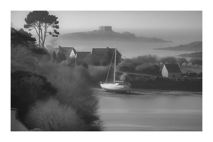 Voilier à marée basse devant un village breton, avec un petit fort sur îlot à l’horizon, noir et blanc avec bordure