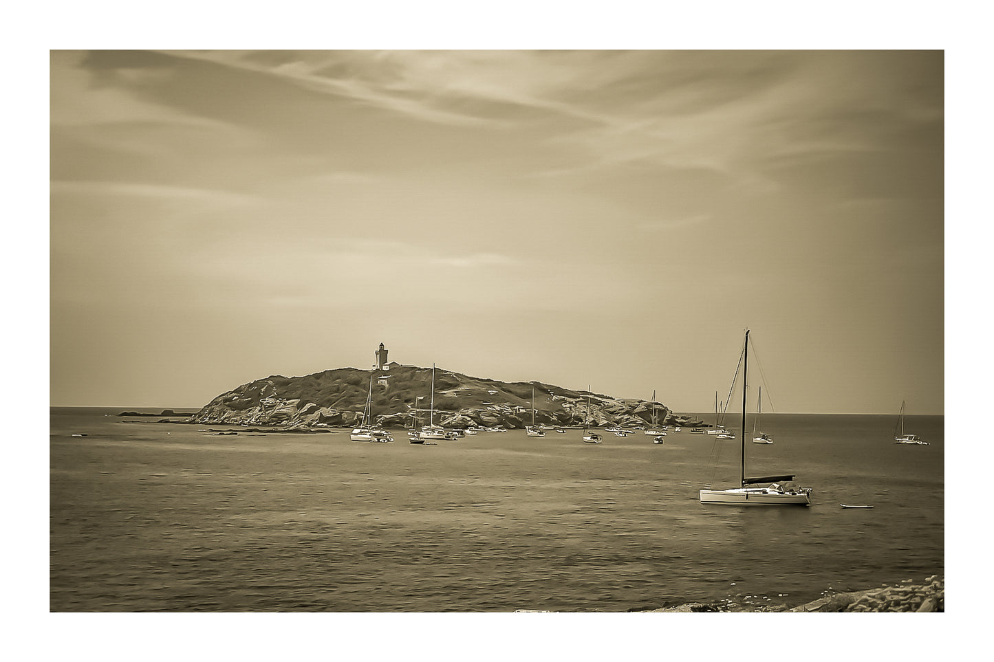 Voiliers au mouillage, vue sépia avec bordure, sur l’île des Embiez, Var