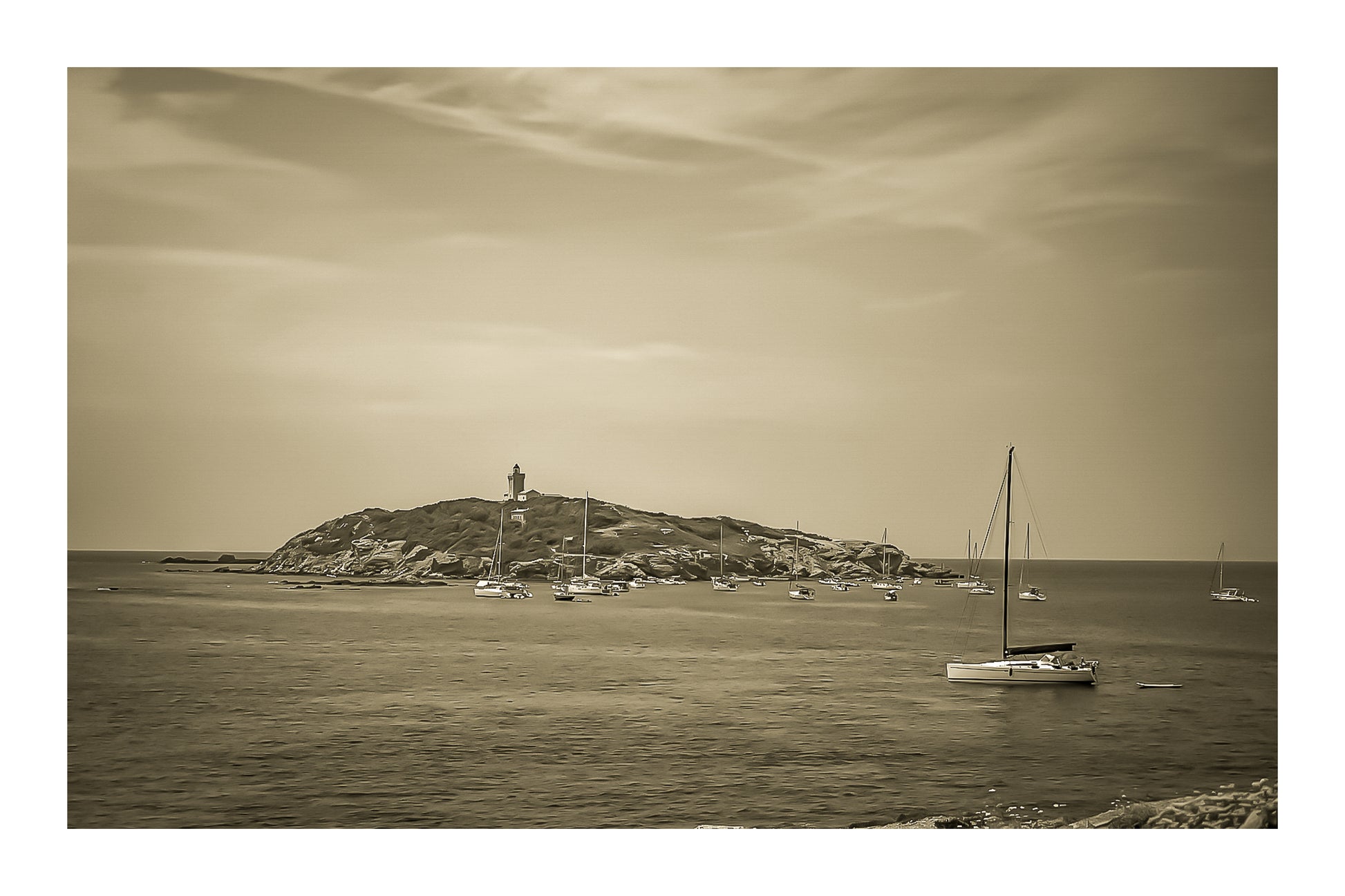 Voiliers au mouillage, vue sépia avec bordure, sur l’île des Embiez, Var