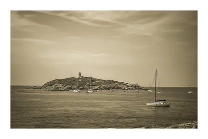 Voiliers au mouillage, vue sépia avec bordure, sur l’île des Embiez, Var