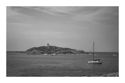 Voiliers au mouillage, noir et blanc avec bordure, sur l’île des Embiez, Var