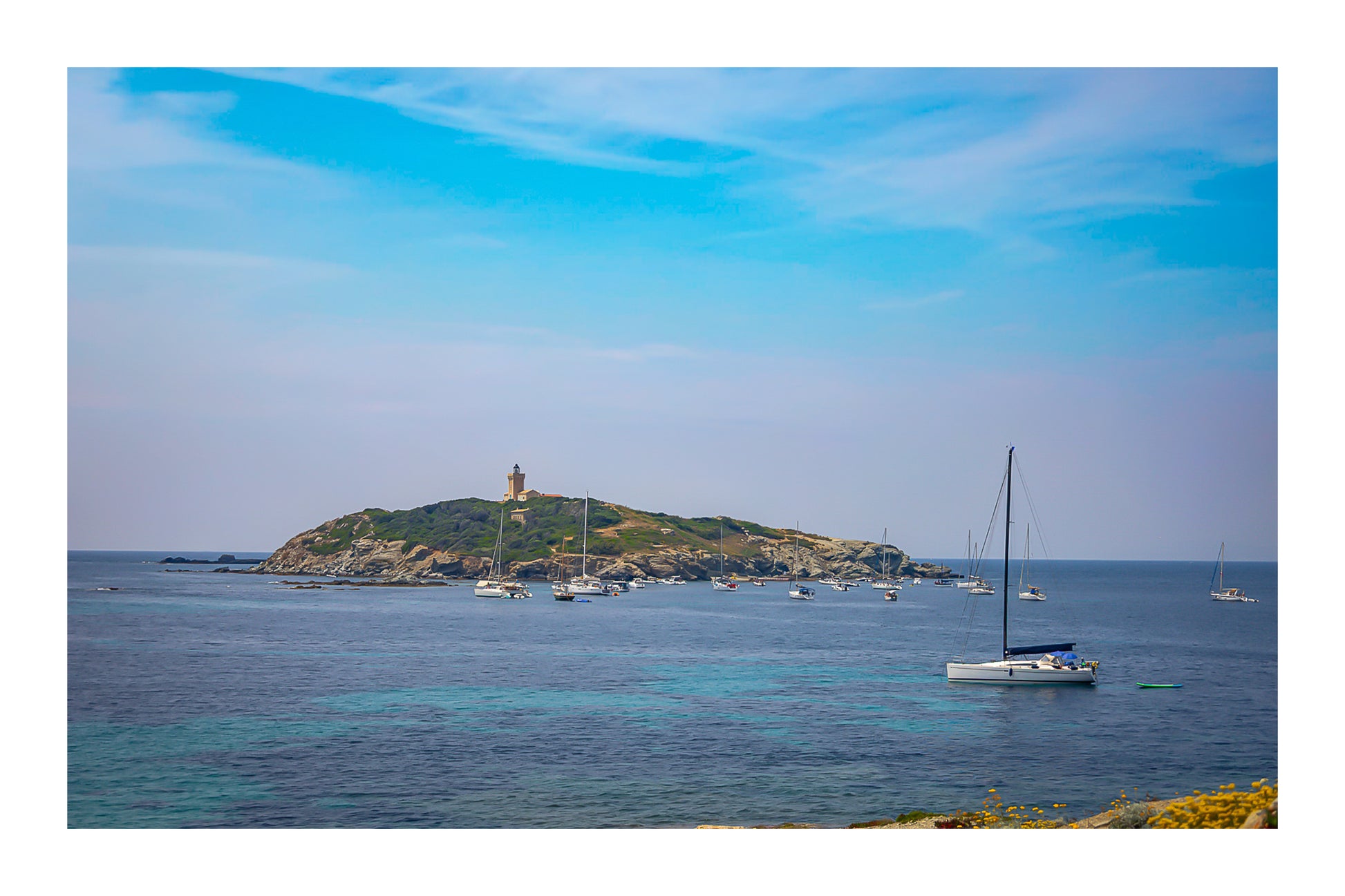 Voiliers au mouillage, couleur avec bordure, sur l’île des Embiez, Var