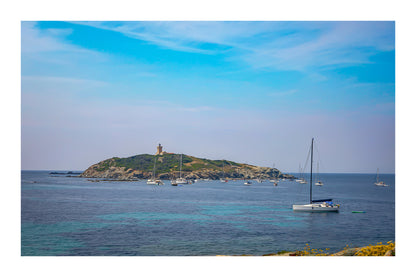 Voiliers au mouillage, couleur avec bordure, sur l’île des Embiez, Var