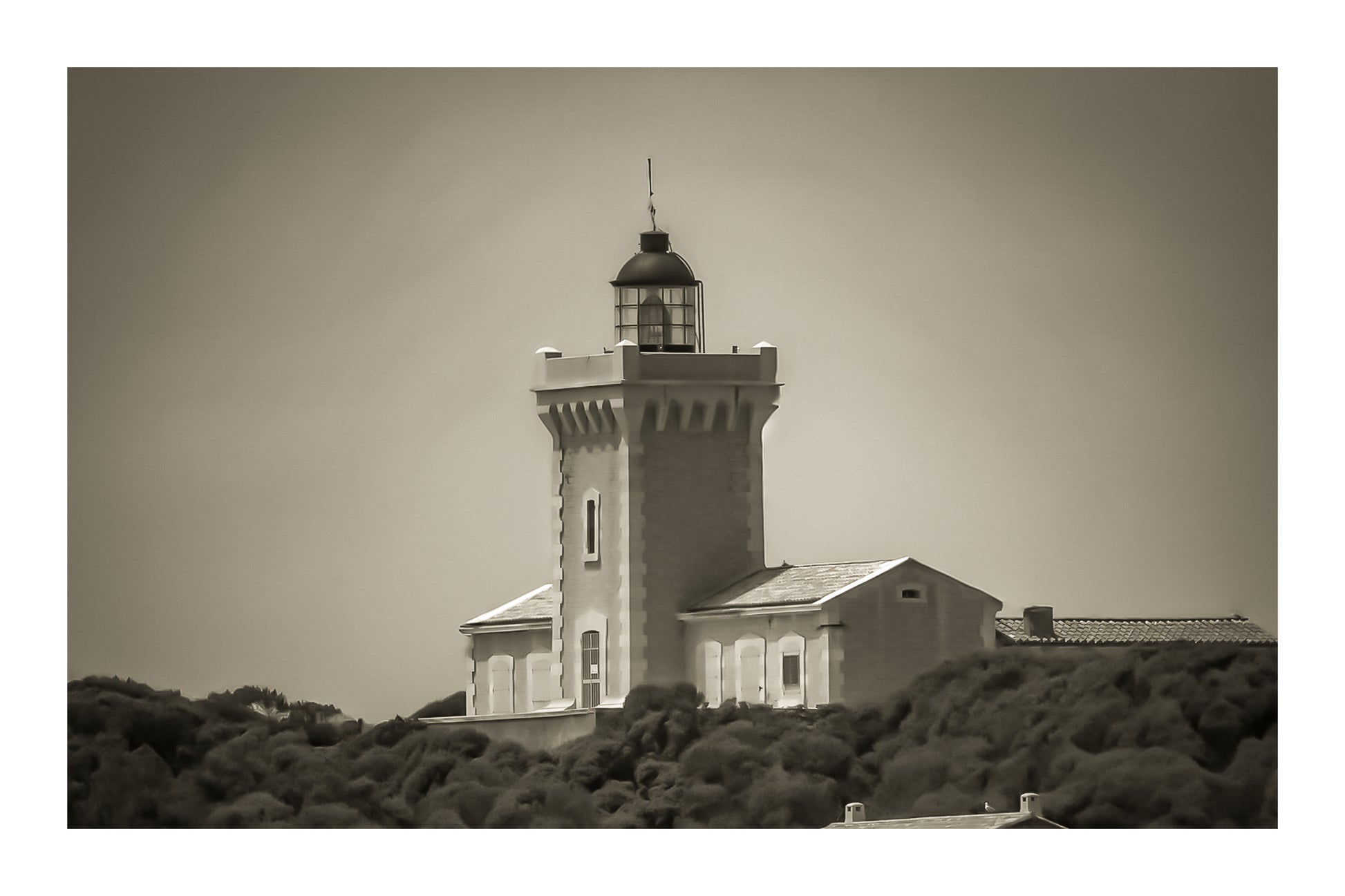 Gros plan du phare du Grand Rouveau, tour carrée et lanterne, traitement sépia avec bordure