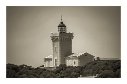 Gros plan du phare du Grand Rouveau, tour carrée et lanterne, traitement sépia avec bordure