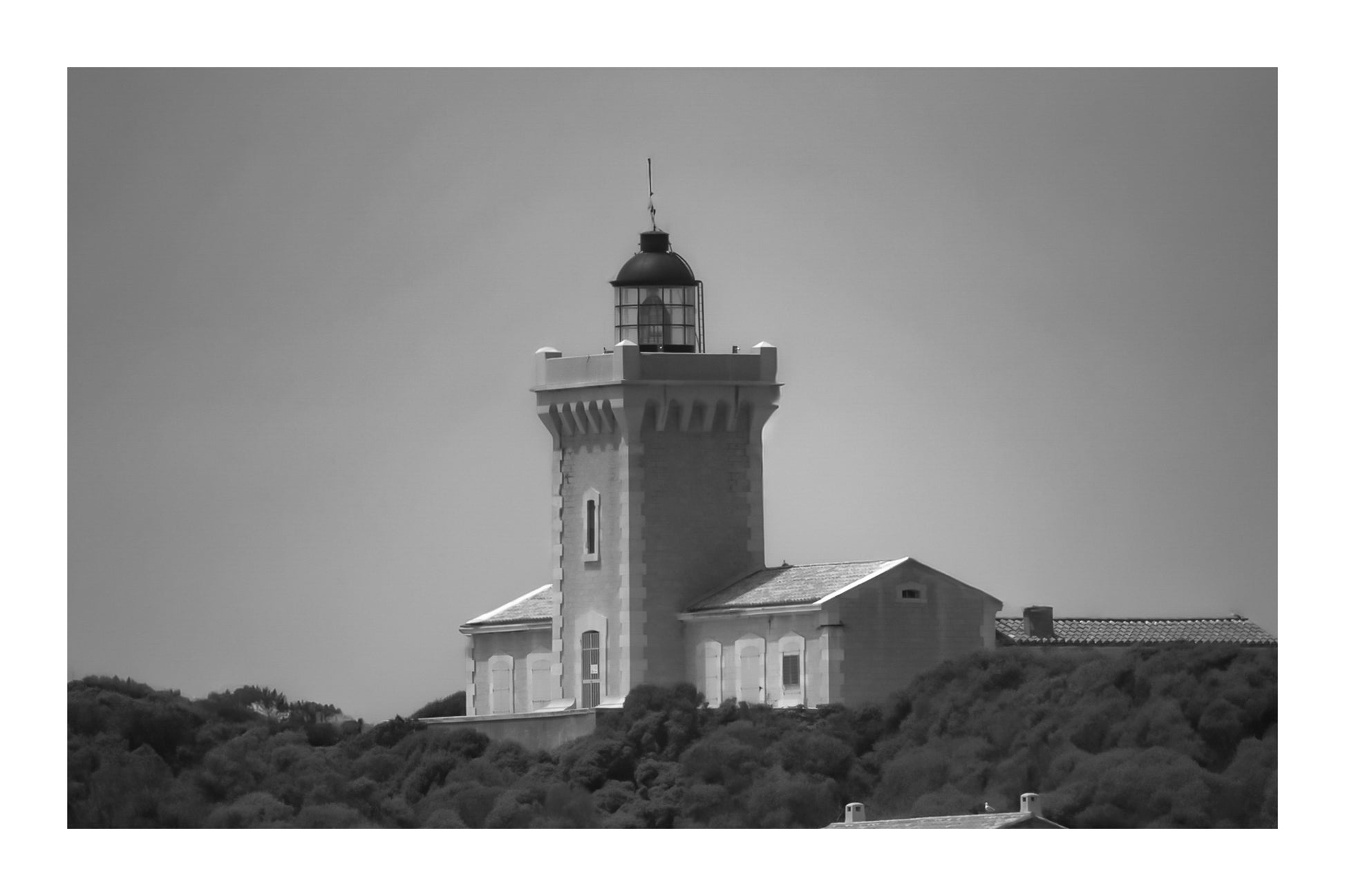 Gros plan du phare du Grand Rouveau, tour carrée et lanterne, noir et blanc avec bordure