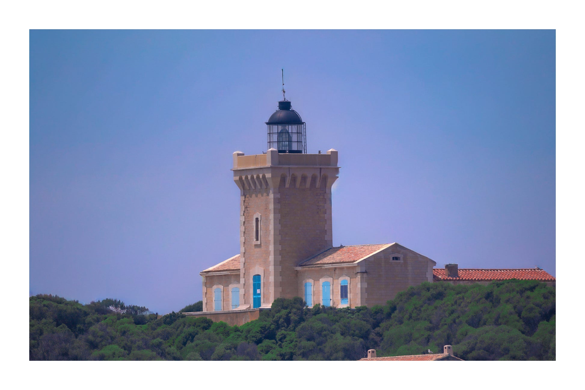 Gros plan du phare du Grand Rouveau, tour carrée et lanterne, couleur avec bordure