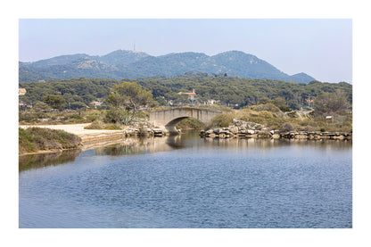 Petit pont en arc sur le canal intérieur des Embiez avec collines en arrière-plan, couleur 