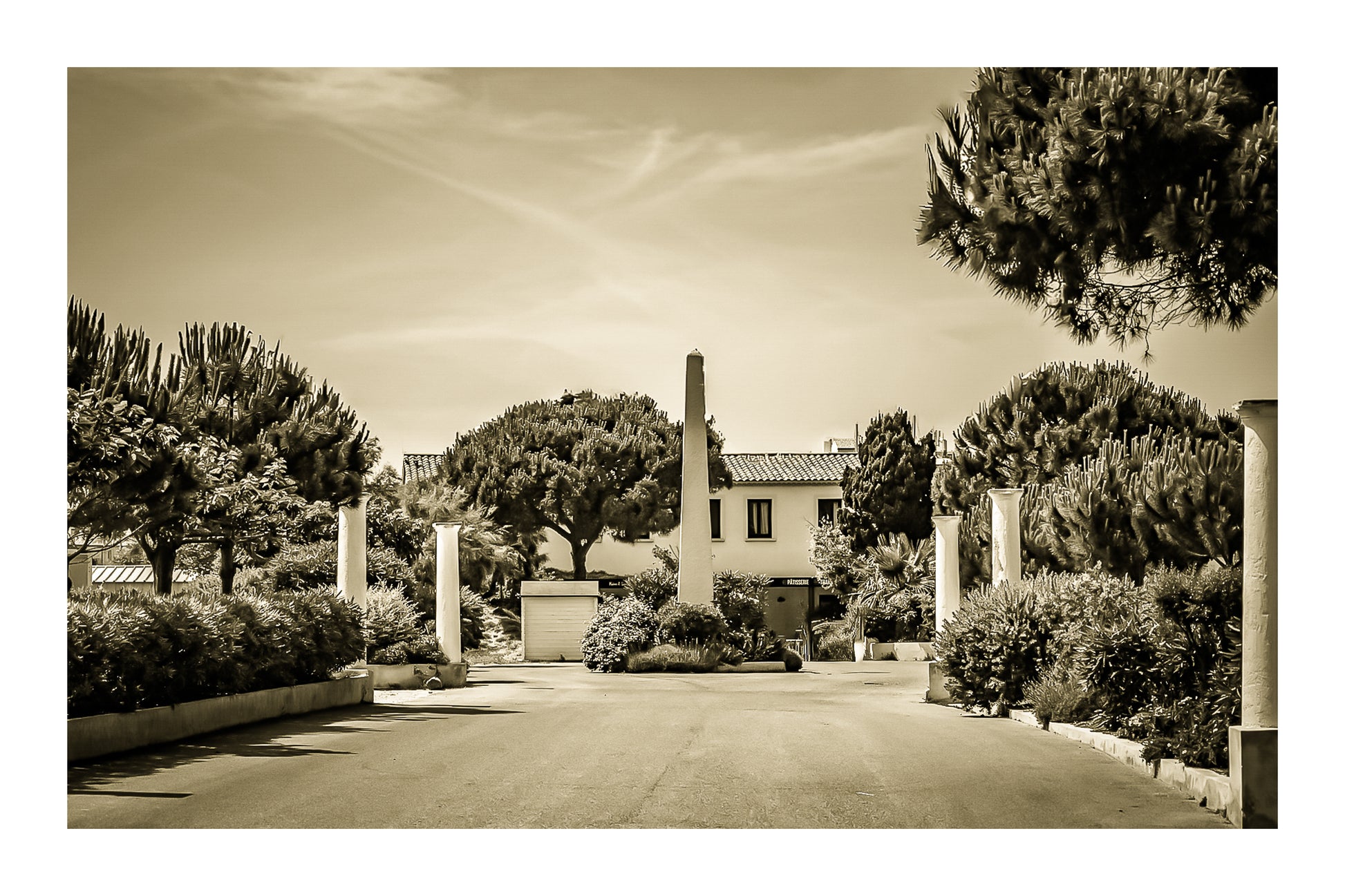 Allée bordée de colonnes et végétation méditerranéenne, île des Embiez, traitement vintage avec bordure