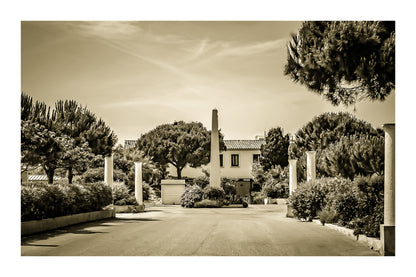 Allée bordée de colonnes et végétation méditerranéenne, île des Embiez, traitement vintage avec bordure