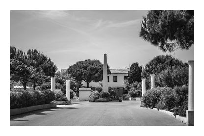 Allée bordée de colonnes et végétation méditerranéenne, île des Embiez, noir et blanc avec bordure