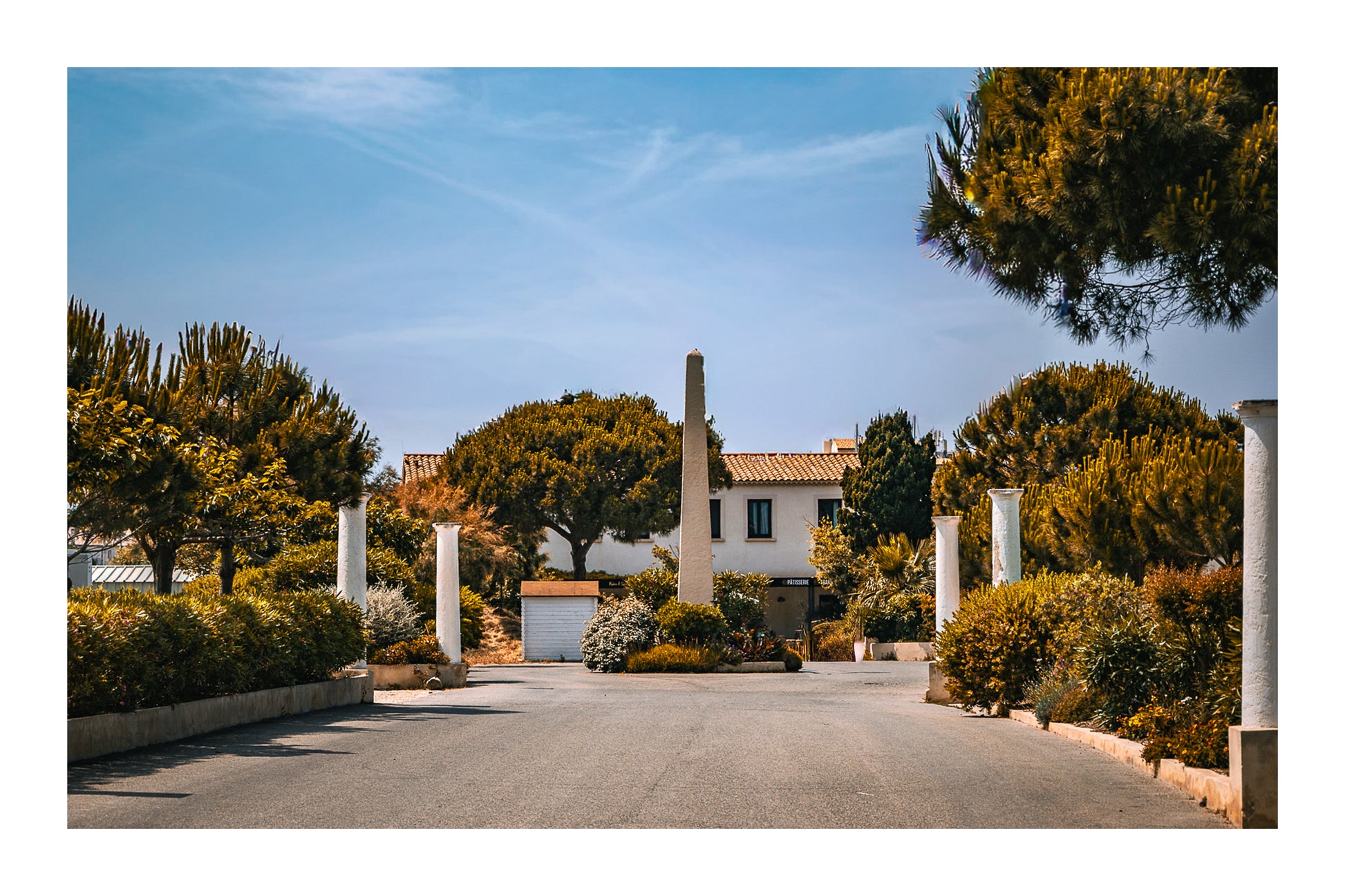 Allée bordée de colonnes et végétation méditerranéenne, île des Embiez, couleur avec bordure