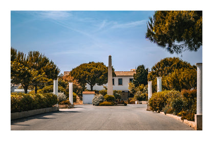 Allée bordée de colonnes et végétation méditerranéenne, île des Embiez, couleur avec bordure