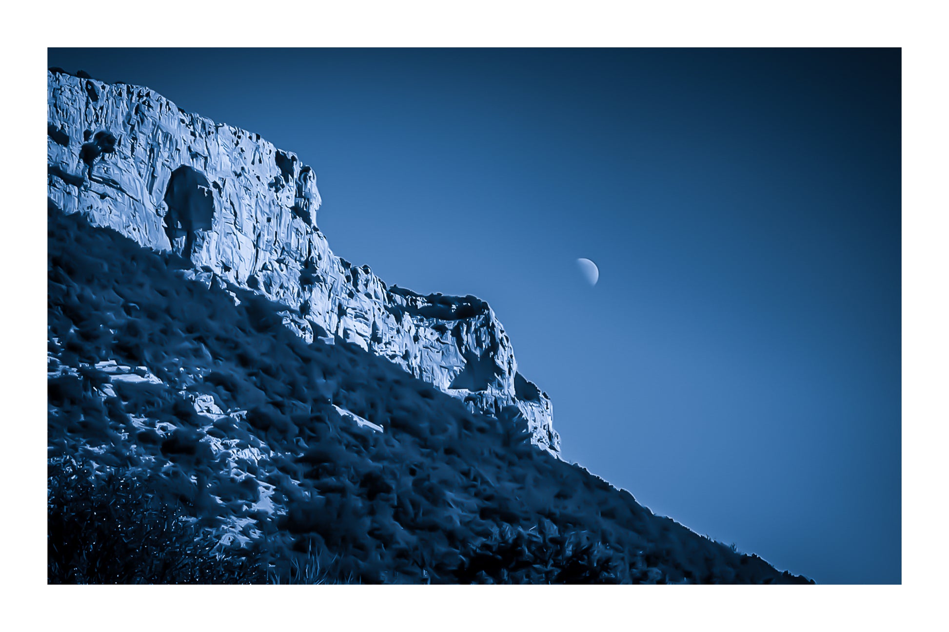Falaise de la Sainte-Baume et lune baignant dans une dominante bleutée, atmosphère nocturne et mystérieuse avec bordure