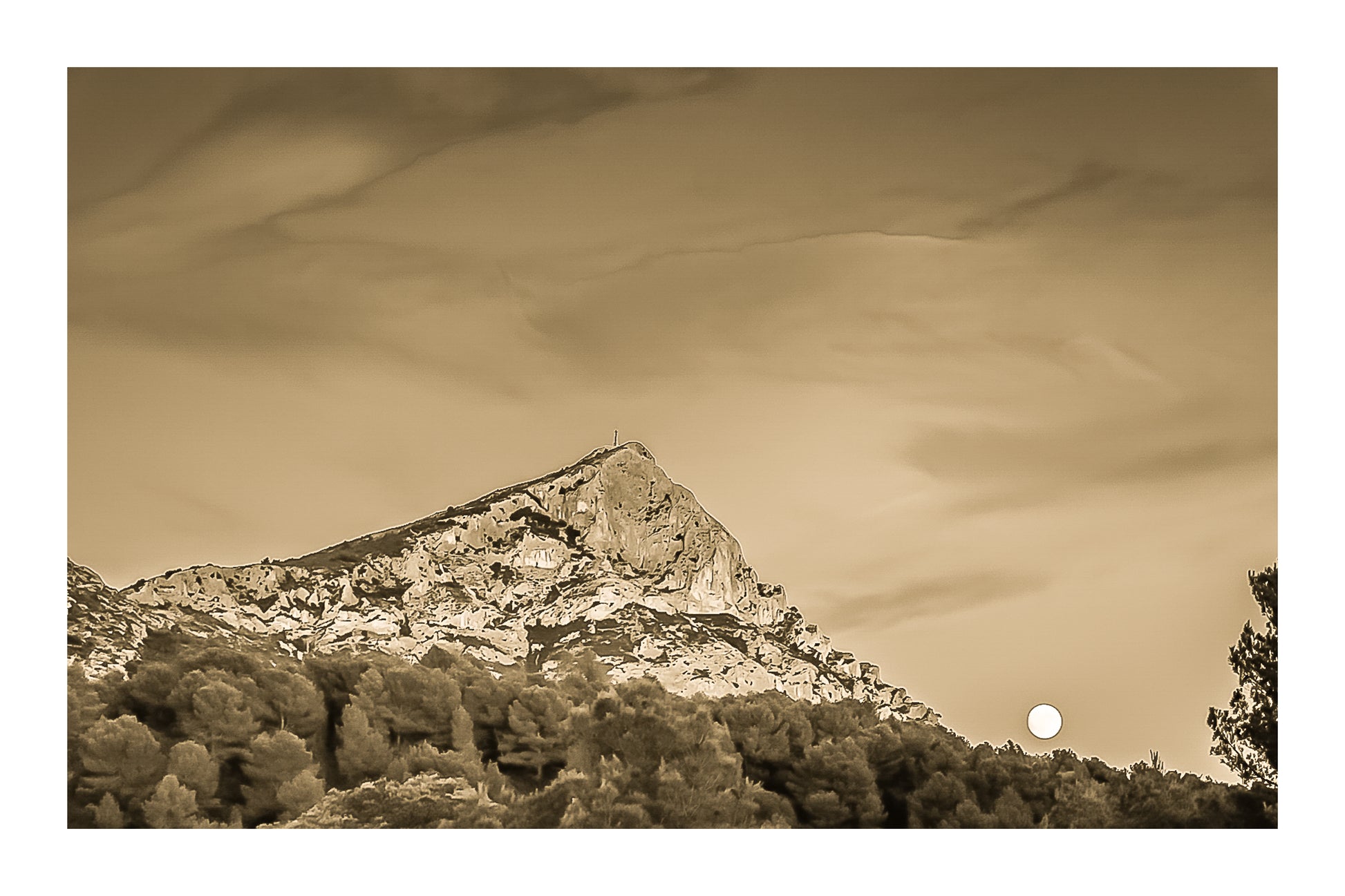 Lune jaune se levant près de la montagne Sainte-Victoire, ciel bleu aux nuages roses, pins en premier plan au crépuscule, vintage avec bordure