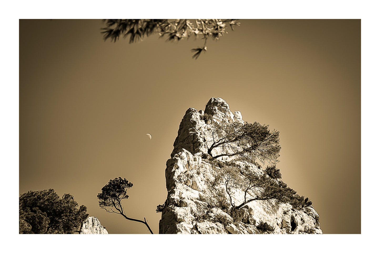 iton calcaire et pins à Sugiton, demi-lune, rendu vintage sépia, avec bordure