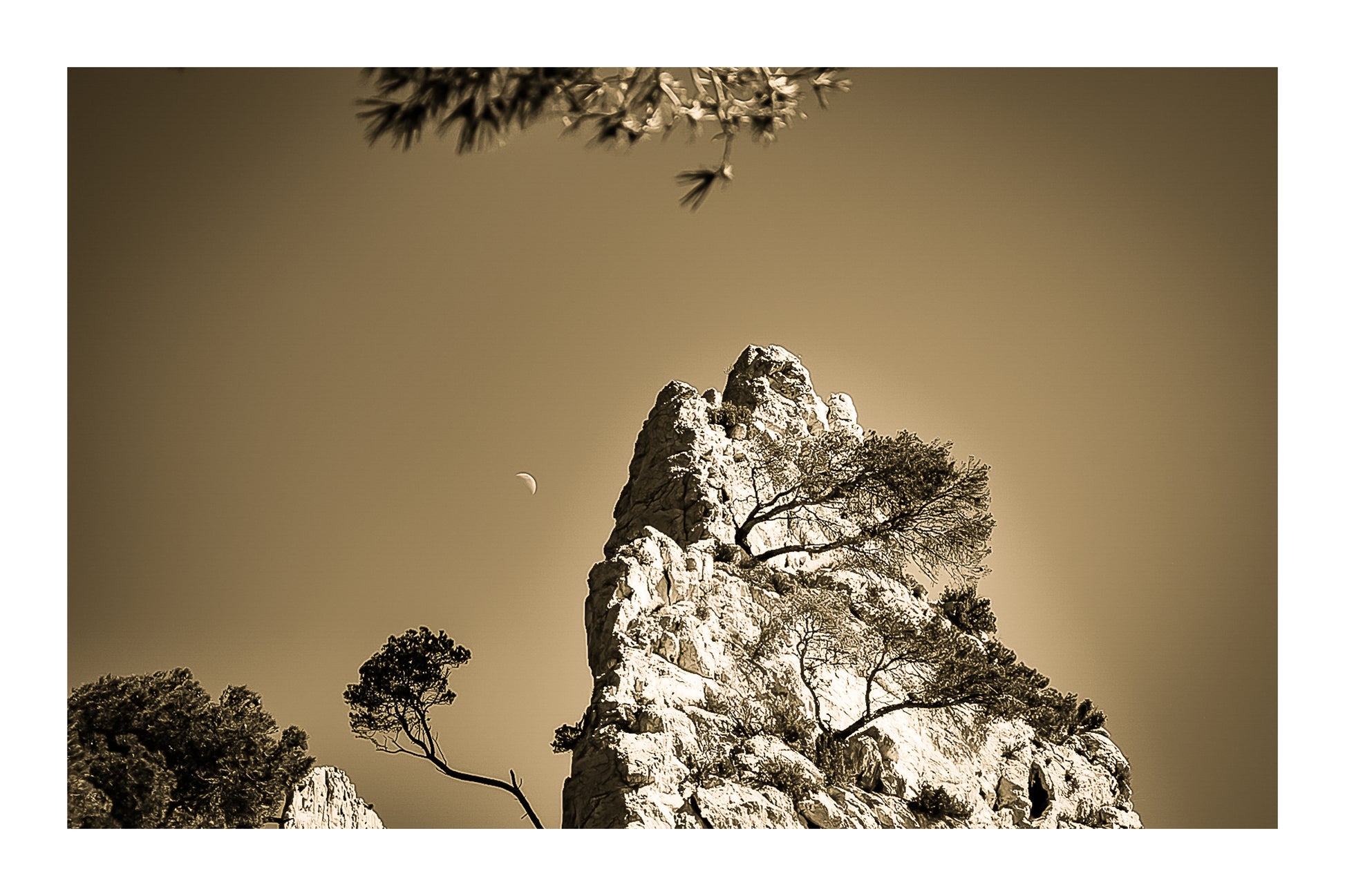 iton calcaire et pins à Sugiton, demi-lune, rendu vintage sépia, avec bordure