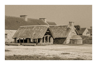 Ancien abri couvert de chaume et four traditionnel en pierre à Meneham, rendu vintage sépia avec bordure - Côte des Légendes, Bretagne