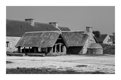 Ancien abri couvert de chaume et four traditionnel en pierre à Meneham, noir et blanc avec bordure - Côte des Légendes, Bretagne