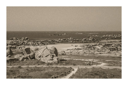 Chemins de sable entre landes et chaos granitiques au bord de mer, Meneham, rendu vintage sépia avec bordure