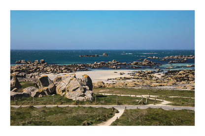 Chemins de sable entre landes et chaos granitiques au bord de mer, Meneham, couleur avec bordure