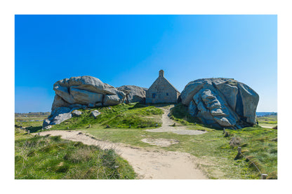 Façade de la maison des gardes encadrée par deux rochers monumentaux, Meneham (Kerlouan), couleur avec bordure