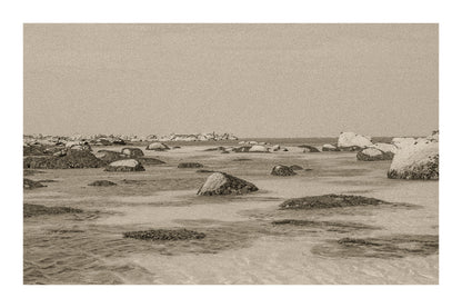 Rochers et laisses de mer à marée basse sur sable clair, rendu ancien sépia avec bordure, site de Meneham en Bretagne