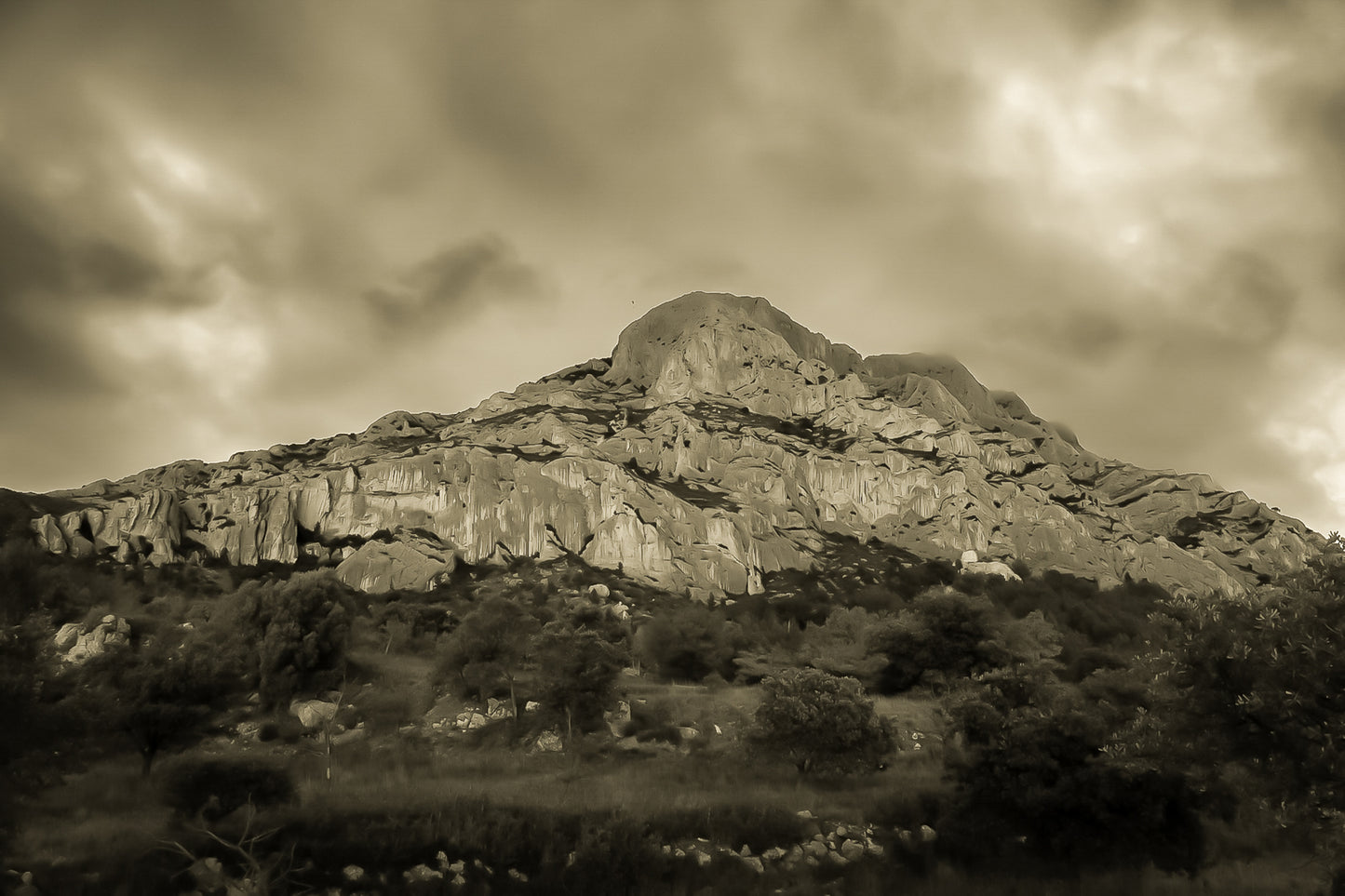 Montagne Sainte-Victoire sous un ciel d’orage vert et violet, vue depuis le pied de la falaise, vintage