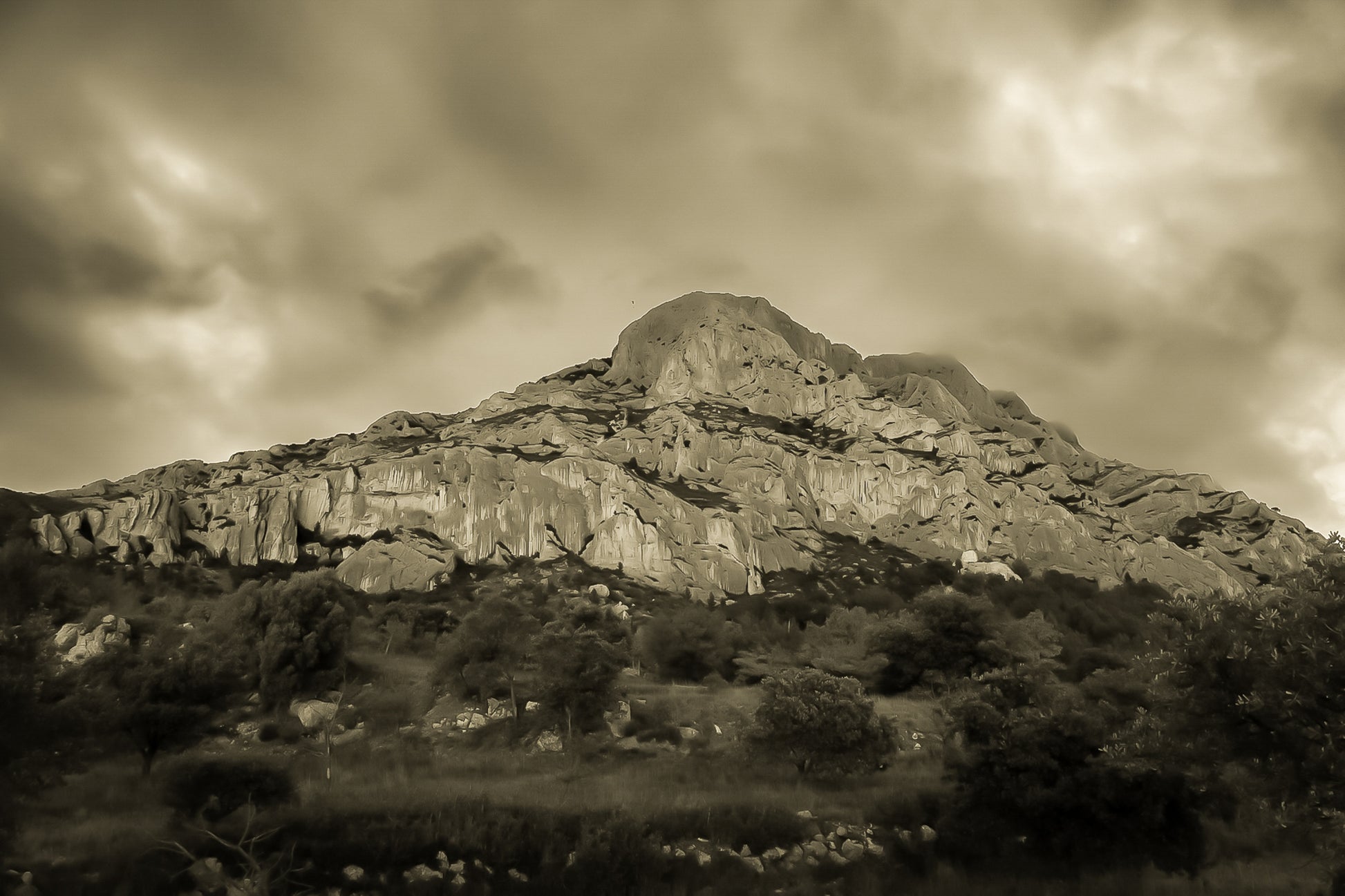 Montagne Sainte-Victoire sous un ciel d’orage vert et violet, vue depuis le pied de la falaise, vintage