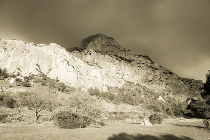 Falaise de la Sainte-Victoire dorée par le soleil avec gros nuages noirs au-dessus, vintage