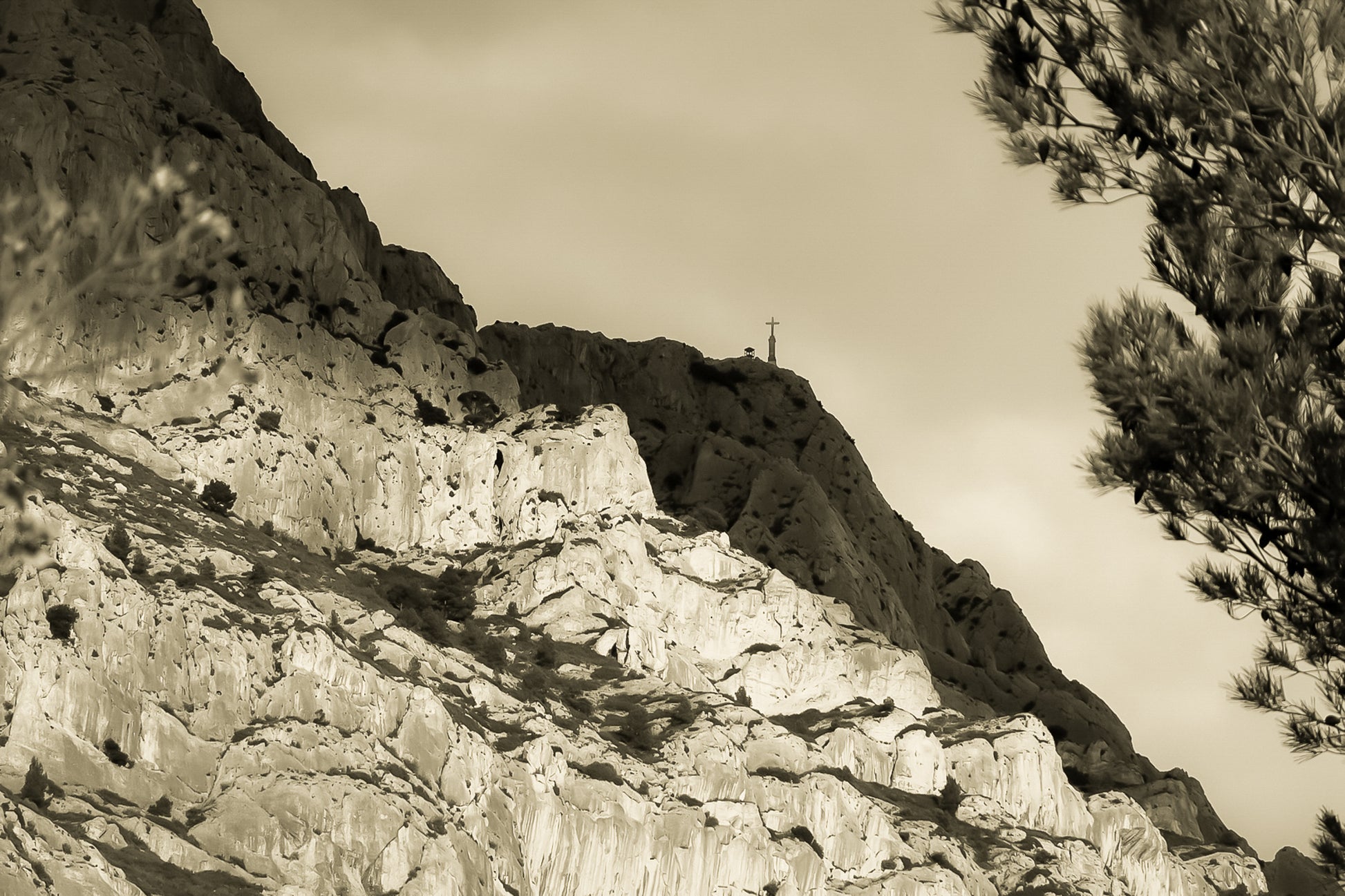 Croix au sommet de la Sainte-Victoire se détachant sur un ciel sombre, vintage