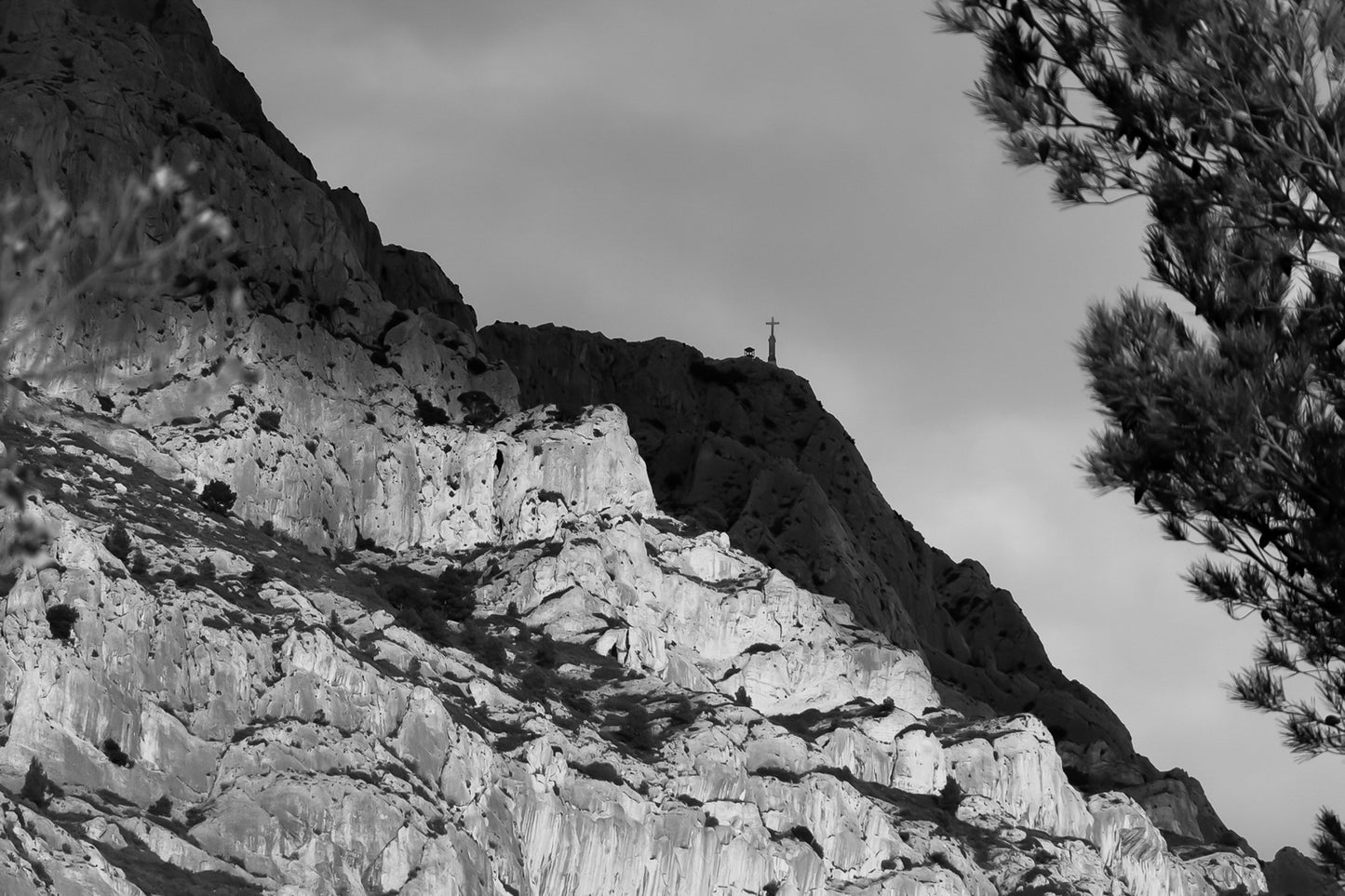 Croix au sommet de la Sainte-Victoire se détachant sur un ciel sombre, noir et blanc