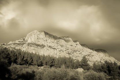 Crête de la Sainte-Victoire baignée de lumière dorée sous un ciel de nuages violets, vintage