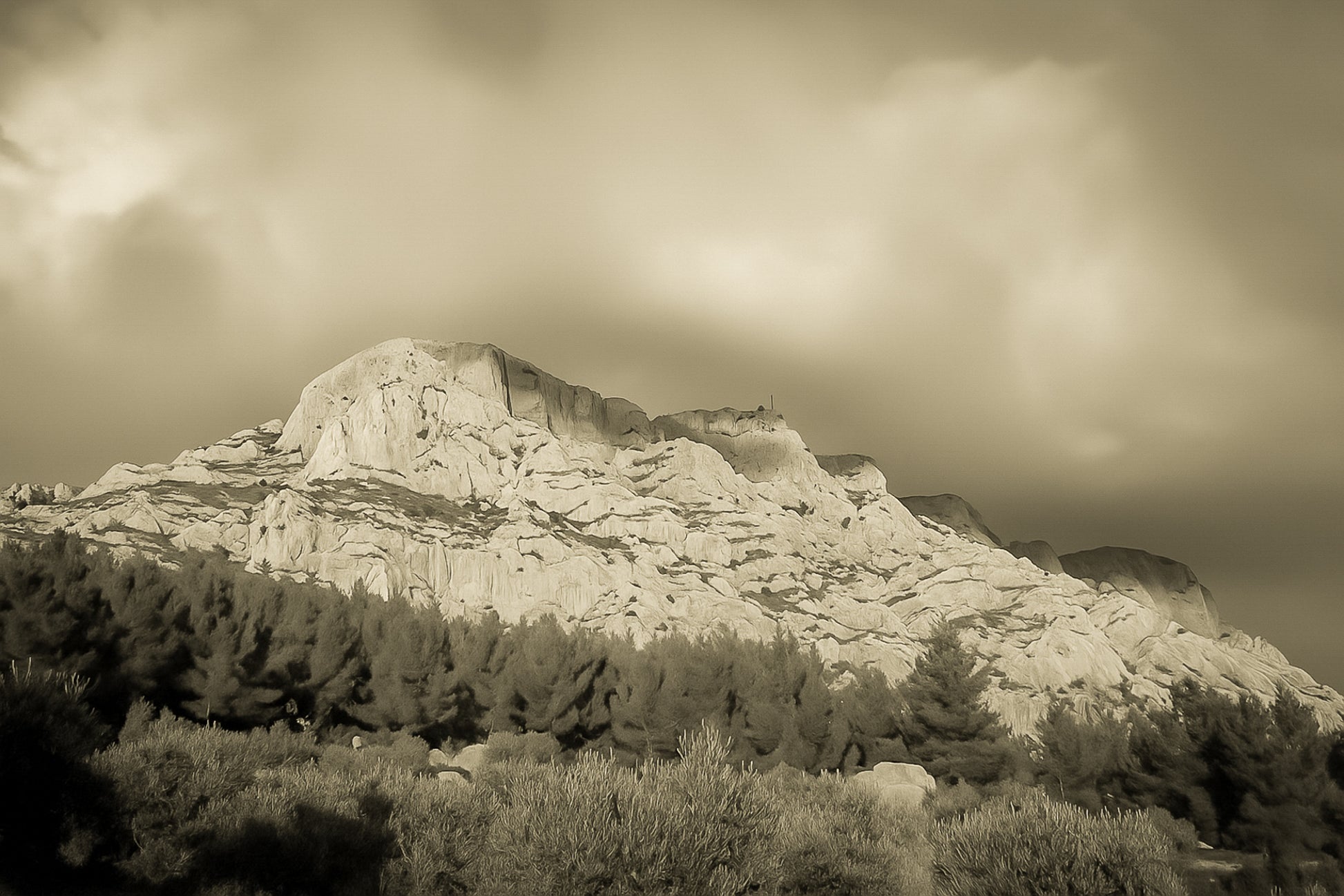 Crête de la Sainte-Victoire baignée de lumière dorée sous un ciel de nuages violets, vintage