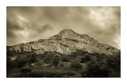 Montagne Sainte-Victoire sous un ciel d’orage vert et violet, vue depuis le pied de la falaise, vintage avec bordure