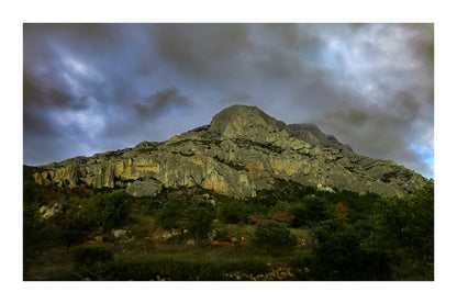 Montagne Sainte-Victoire sous un ciel d’orage vert et violet, vue depuis le pied de la falaise