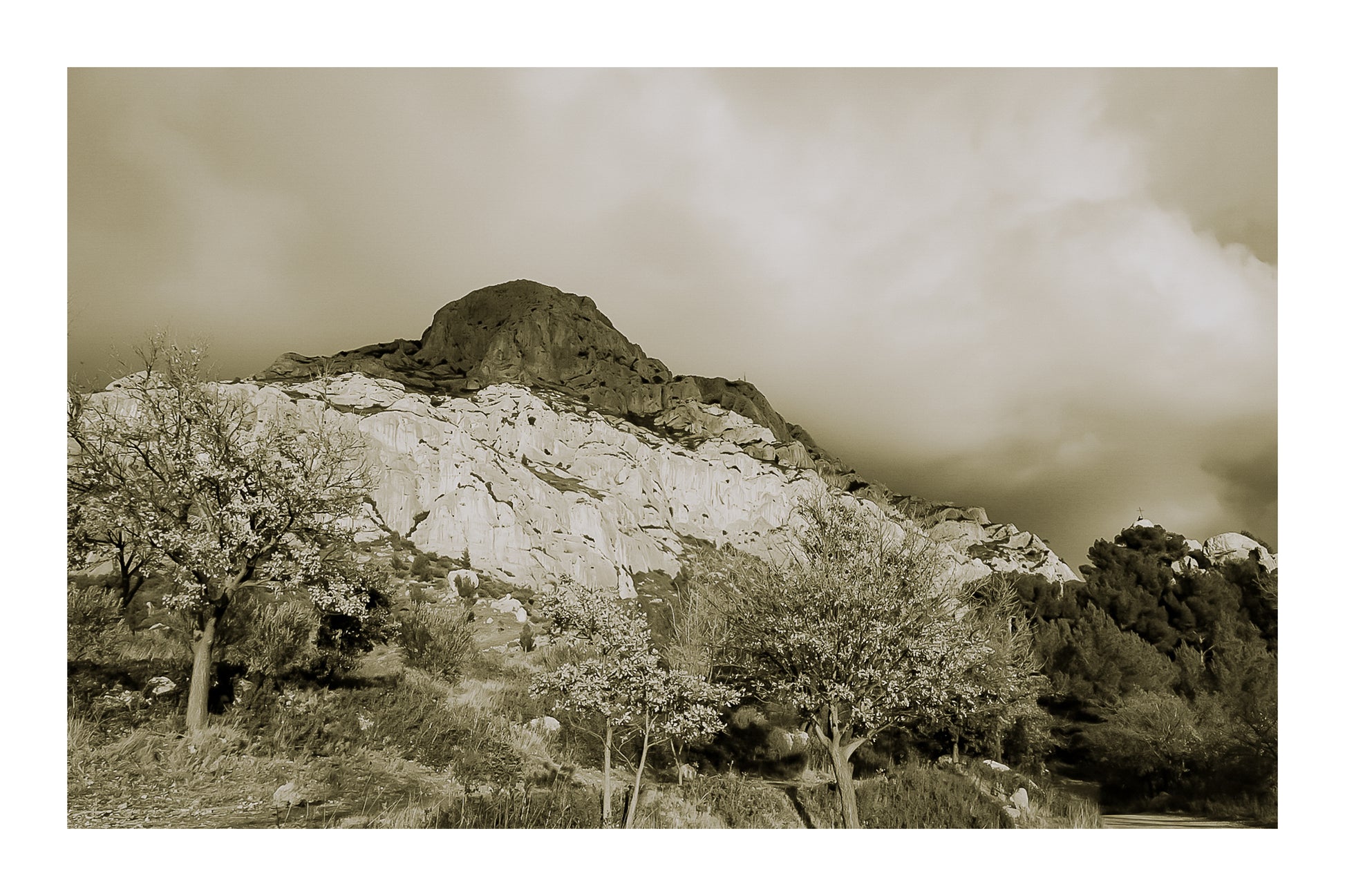 Arbres d’automne dorés devant la falaise claire de la Sainte-Victoire et un ciel gris, vintage avec bordure