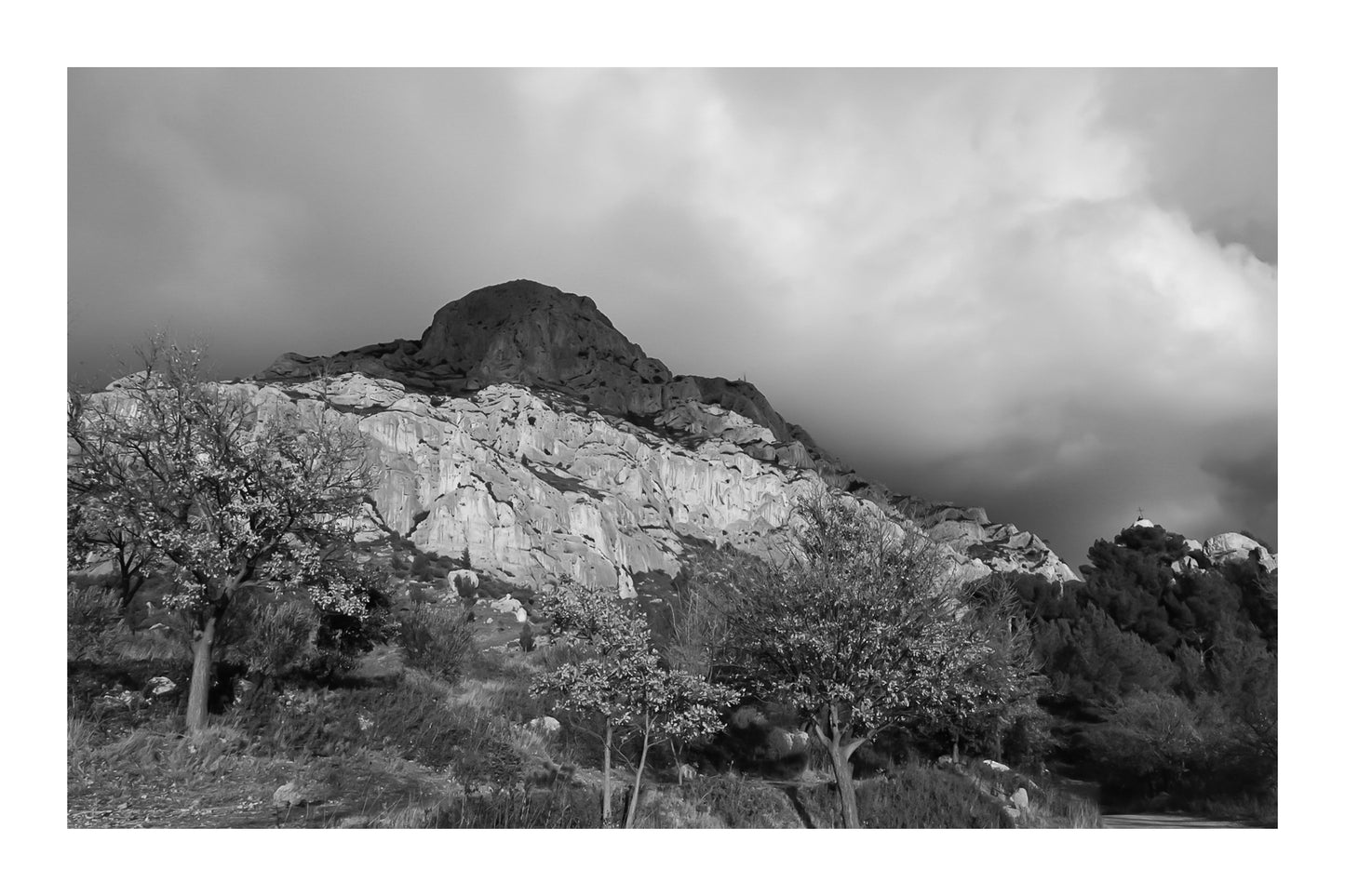 Arbres d’automne dorés devant la falaise claire de la Sainte-Victoire et un ciel gris, noir et blanc avec bordure