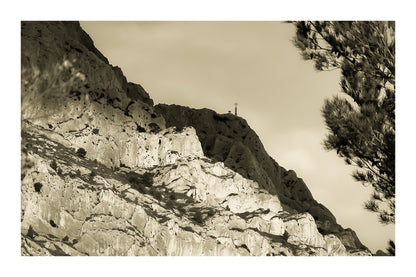 Croix au sommet de la Sainte-Victoire se détachant sur un ciel sombre, vintage avec bordure