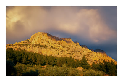 Crête de la Sainte-Victoire baignée de lumière dorée sous un ciel de nuages violets avec bordure