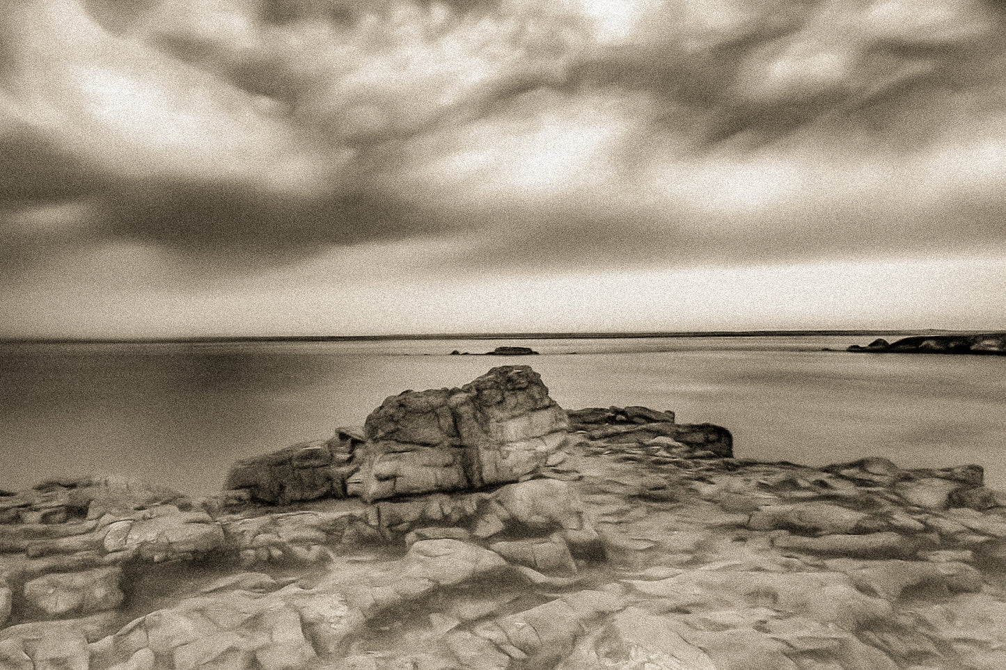 Rocher au premier plan sous un ciel d’orage coloré au cap de Pen Hir en Bretagne, vintage