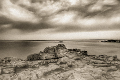 Rocher au premier plan sous un ciel d’orage coloré au cap de Pen Hir en Bretagne, vintage