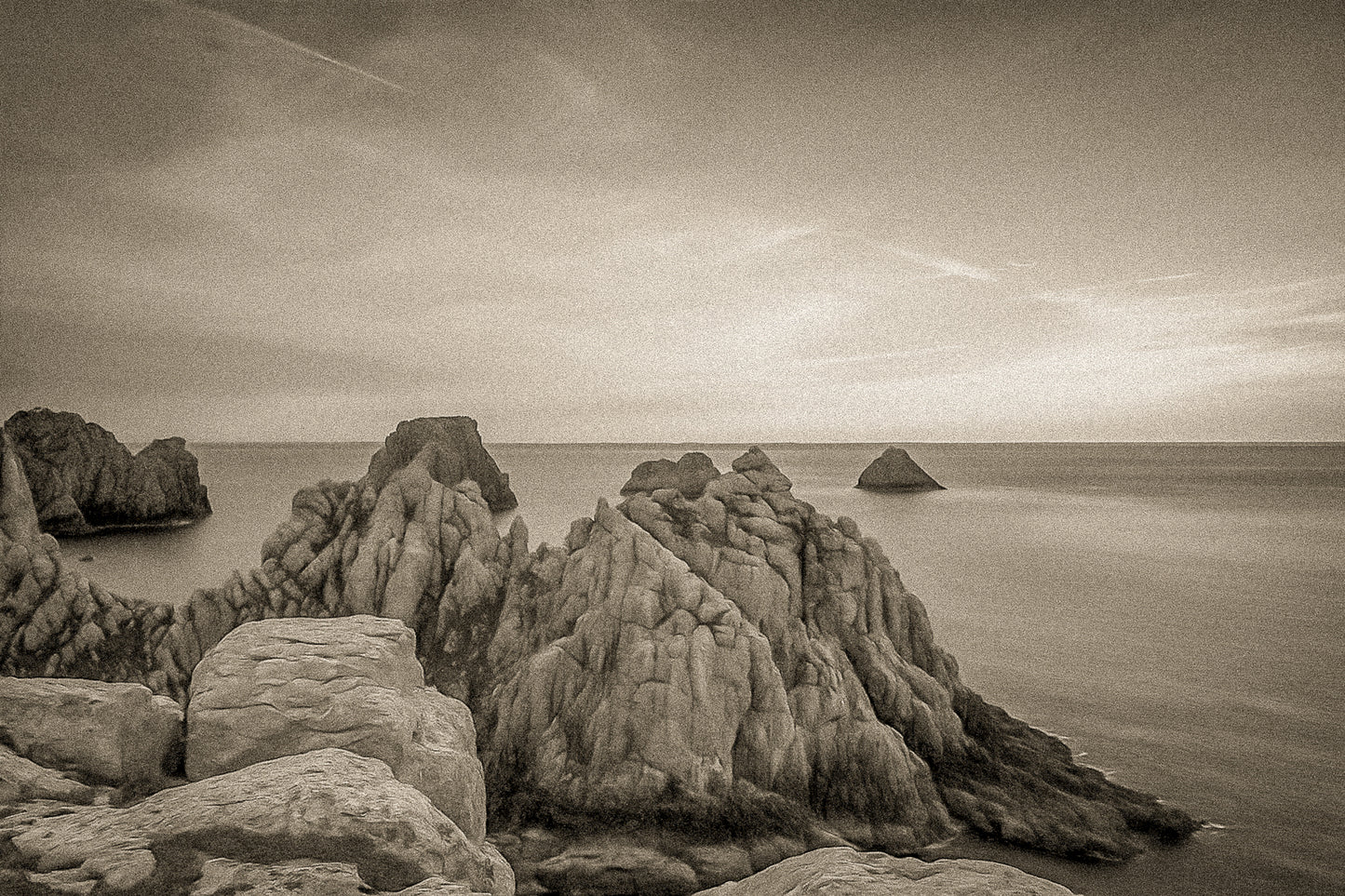 Rochers des Tas de Pois à Pen Hir au crépuscule, mer calme et ciel bleu orangé, vintage