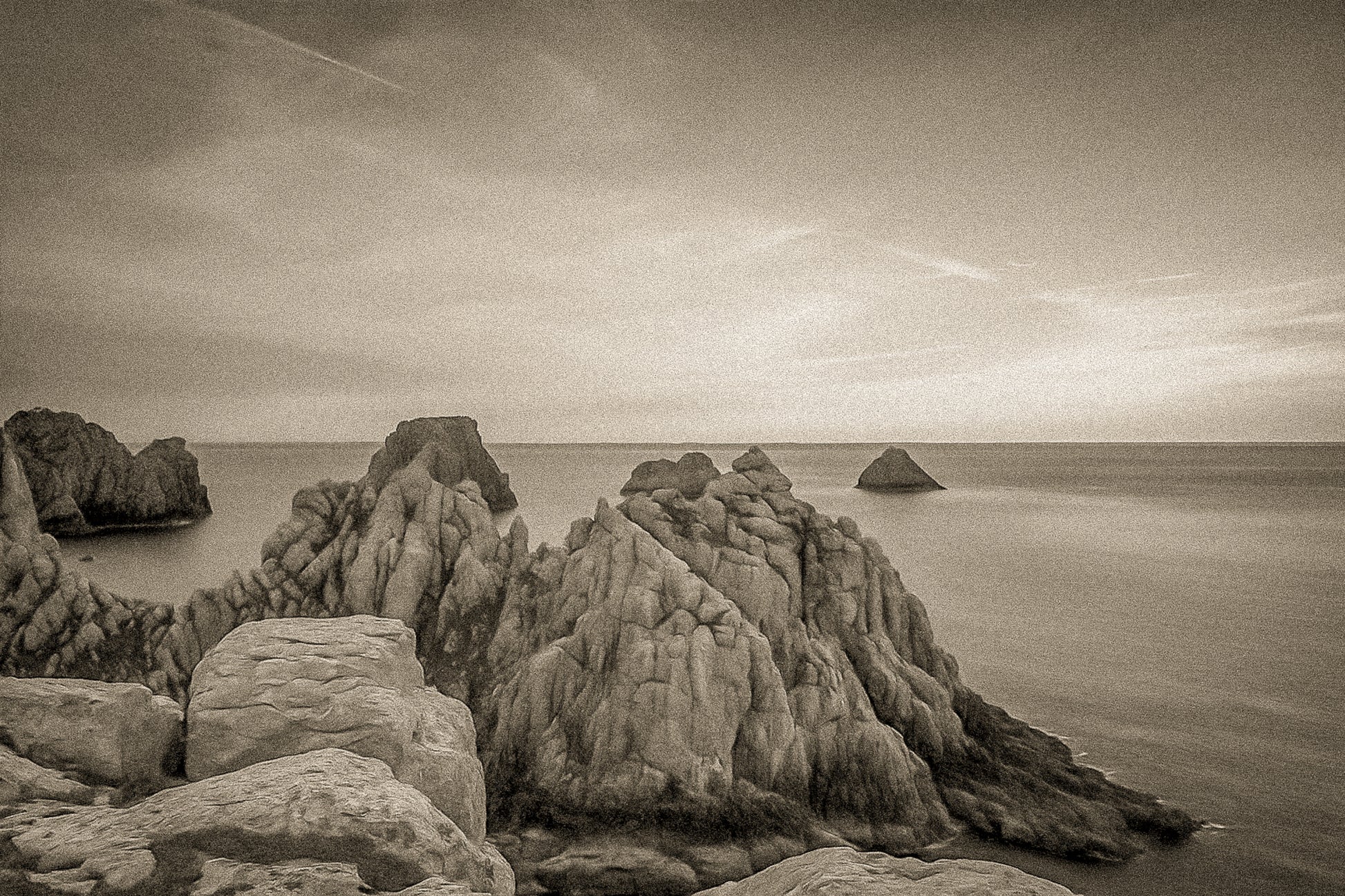 Rochers des Tas de Pois à Pen Hir au crépuscule, mer calme et ciel bleu orangé, vintage