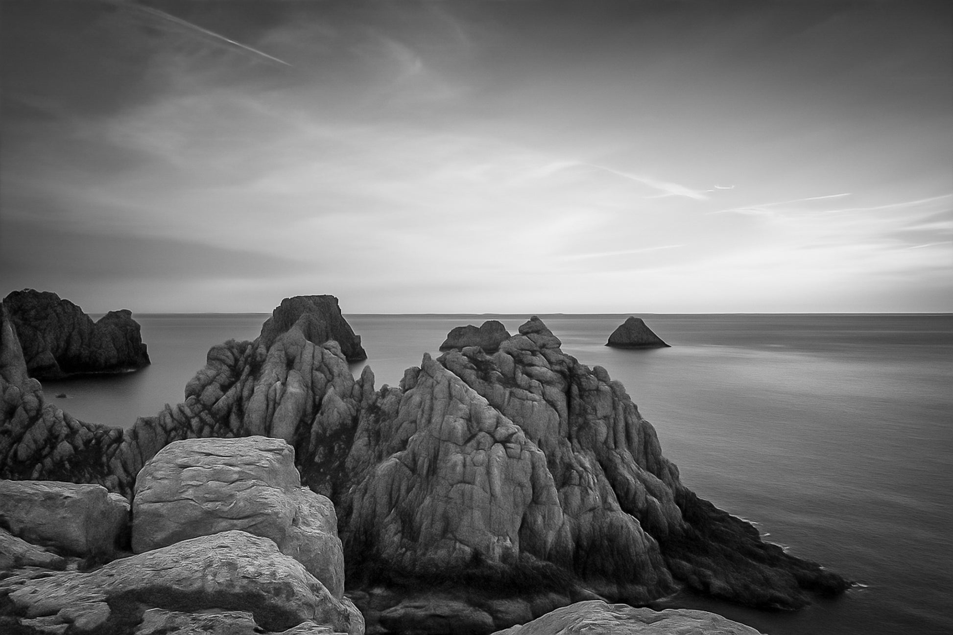 Rochers des Tas de Pois à Pen Hir au crépuscule, mer calme et ciel bleu orangé, noir et blanc