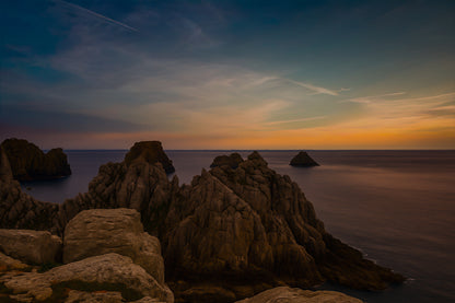 Rochers des Tas de Pois à Pen Hir au crépuscule, mer calme et ciel bleu orangé
