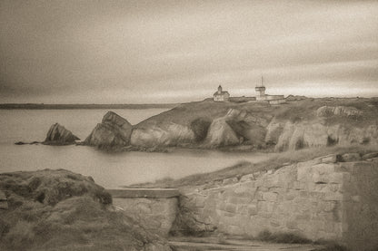 Pointe du Toulinguet et bâtiments de phare au coucher du soleil à Pen Hir en Bretagne, vintage
